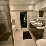 Colina Cannes בית הארחה